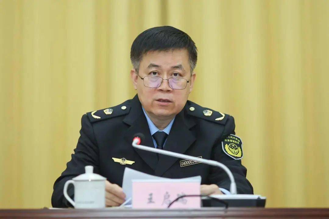 省应急管理厅在分会场为受表彰代表颁奖,厅党委书记,厅长王启瑞出席