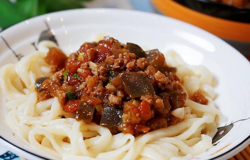 茄丁卤肉面的做法,不想浪费时间就做这个,简单又好吃!_茄子_时候_东西