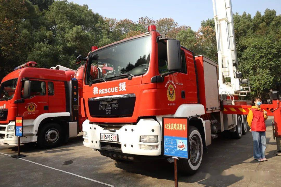 北欧小恐龙 实拍曼恩TGS底盘芬兰博浪涛F42 WFT举高喷射消防车_搜狐汽车_搜狐网