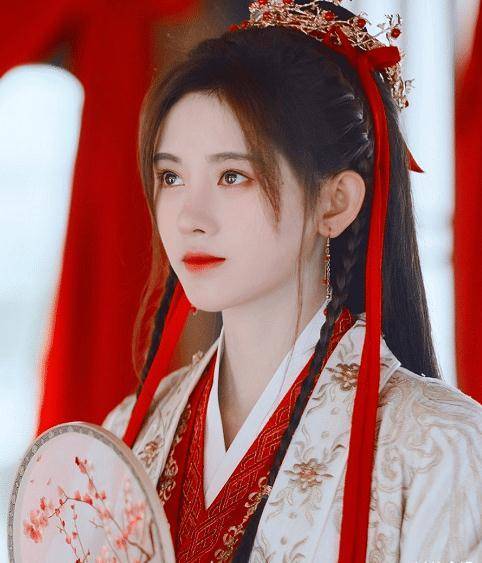 难怪鞠婧祎古装离不开刘海,看到她汉服新娘装造型后,网友:爱惨了_小鞠