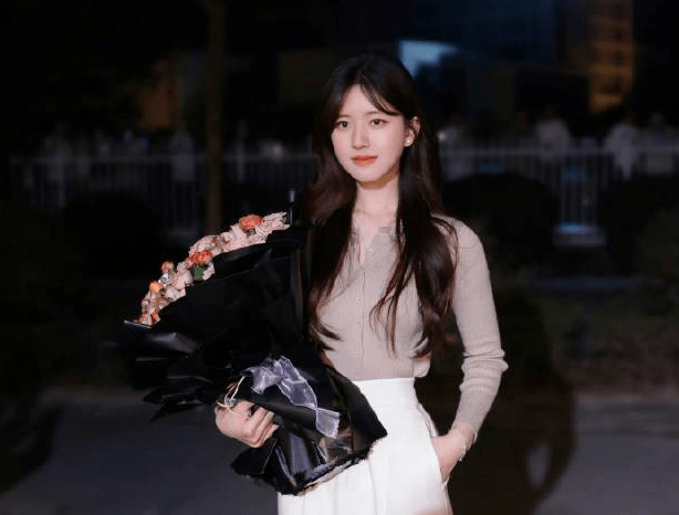 江依依造访赵露思！奉求《偷偷藏不住》小队喝了奶茶，但被问到跳楼的事了吗？