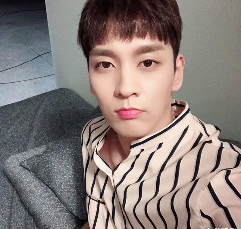 泰俊恰巧曾经扶持过的,或者被他扶持的好朋友,翻车的已有两位:郑俊英