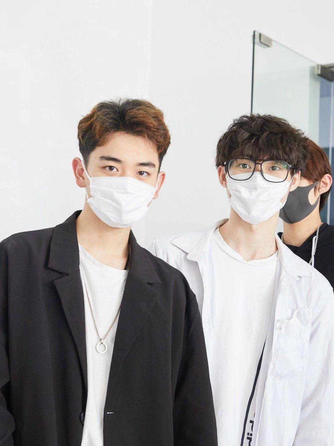 张艺兴甄选练习生,要求当场卸妆,当镜头拉近后桌上物品太暖心_李秀满