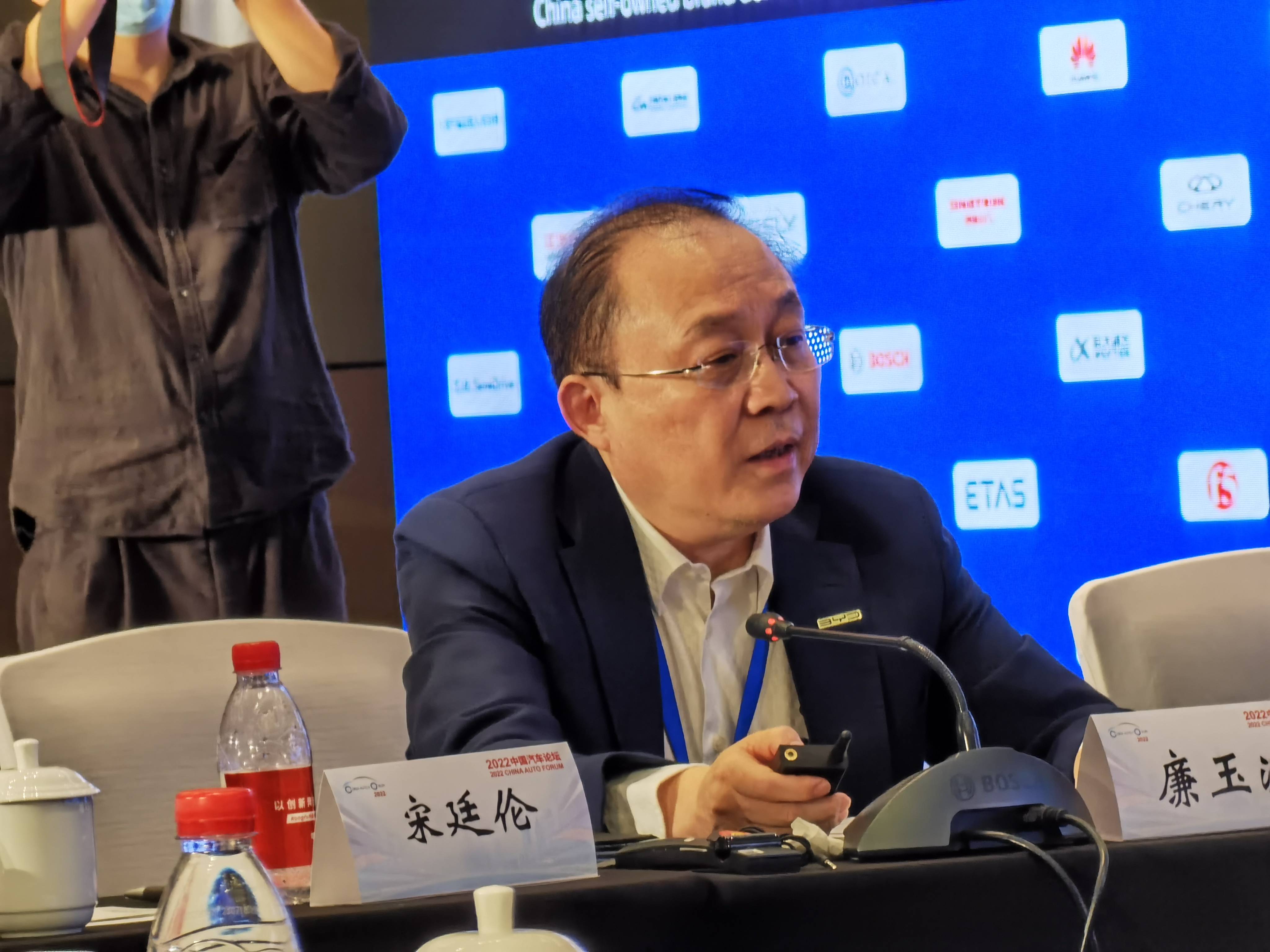 比亚迪执行副总裁廉玉波:碳酸锂等价格波动带来很大影响 今年招收了