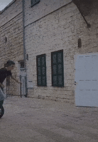 搞笑GIF:这是真玩急眼了,还动嘴吵上了!_男孩_电脑_什么
