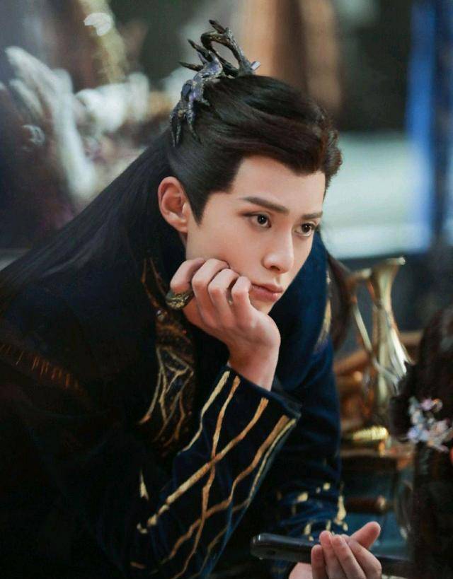 是暑期最强黑马,张凌赫将一线小花收入囊中_陈飞宇_王成毅_电视剧