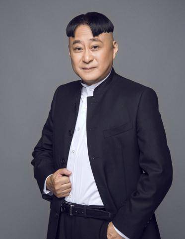 王宝器原名王增郅,今年54岁,是四川最著名的笑星之一,师从优秀演员涂
