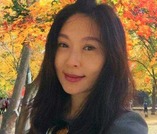 54岁张玉嬿与51岁萧蔷"真人"对比太雷人,难怪都说整容脸打不过天然脸
