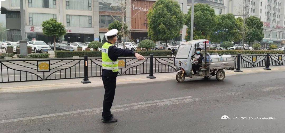 逆行、不戴头盔、随意横穿......一波电动车违法及变乱案例来啦！