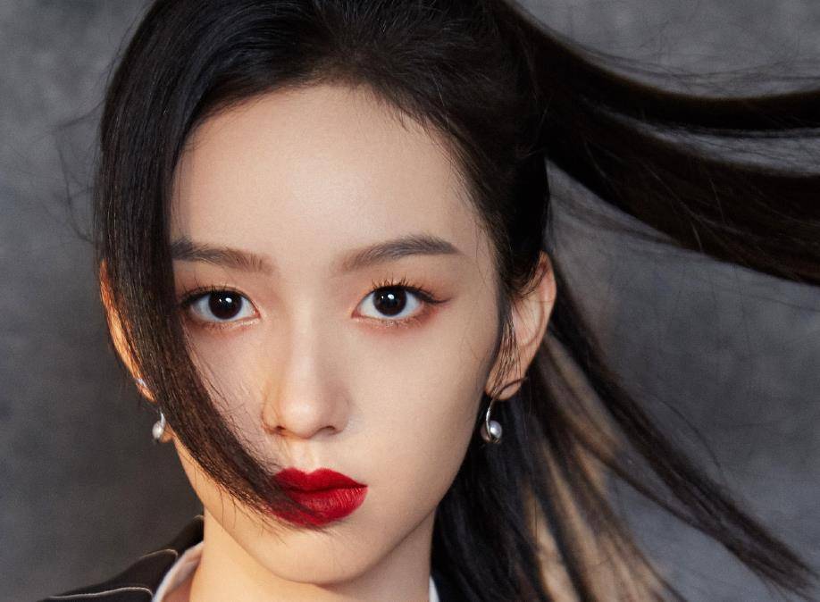 曾备受张艺谋重视,7年只演火一部电影,她如今合照被李冰冰冷落_张慧雯