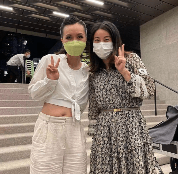 郭晶晶带女儿过马路被拍,穿棉服跟普通人没两样,但难掩身上贵气_时候