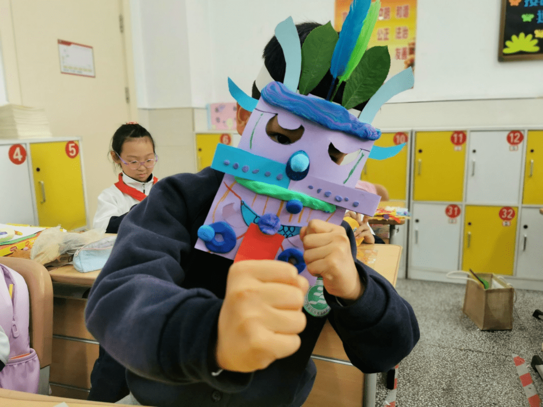 五年级的同学们巧用彩纸,线等丰富的材料,制作了提线纸偶,纸偶在