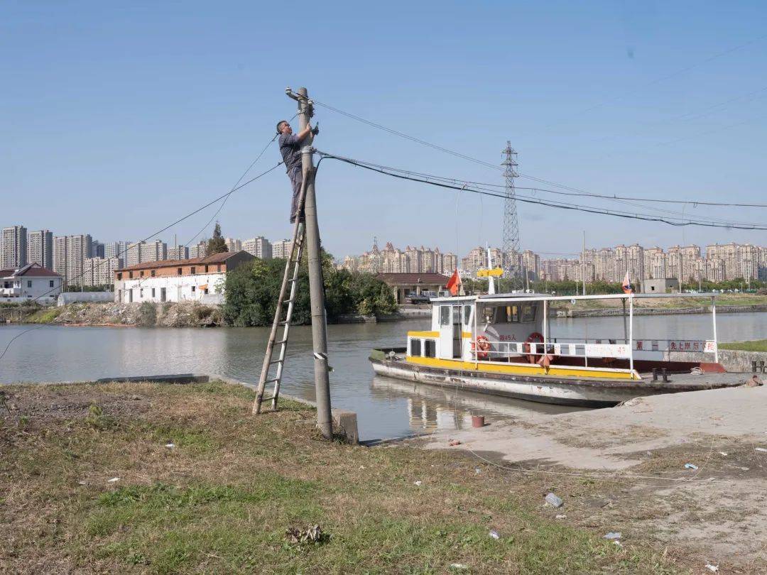 万狮村老摆渡人最后一次摆渡渡船驶向北岸白鹤镇居民张贴在渡口的通知