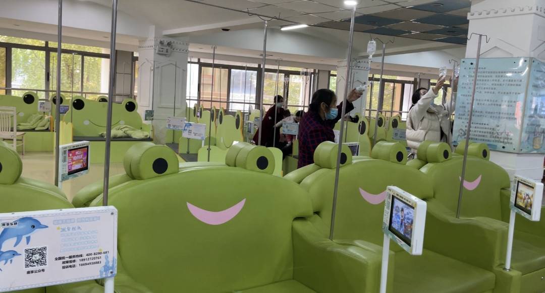 宁芝 实习生 冯欣娅一则"儿童医院输液室现视频座椅"的视频,在网上