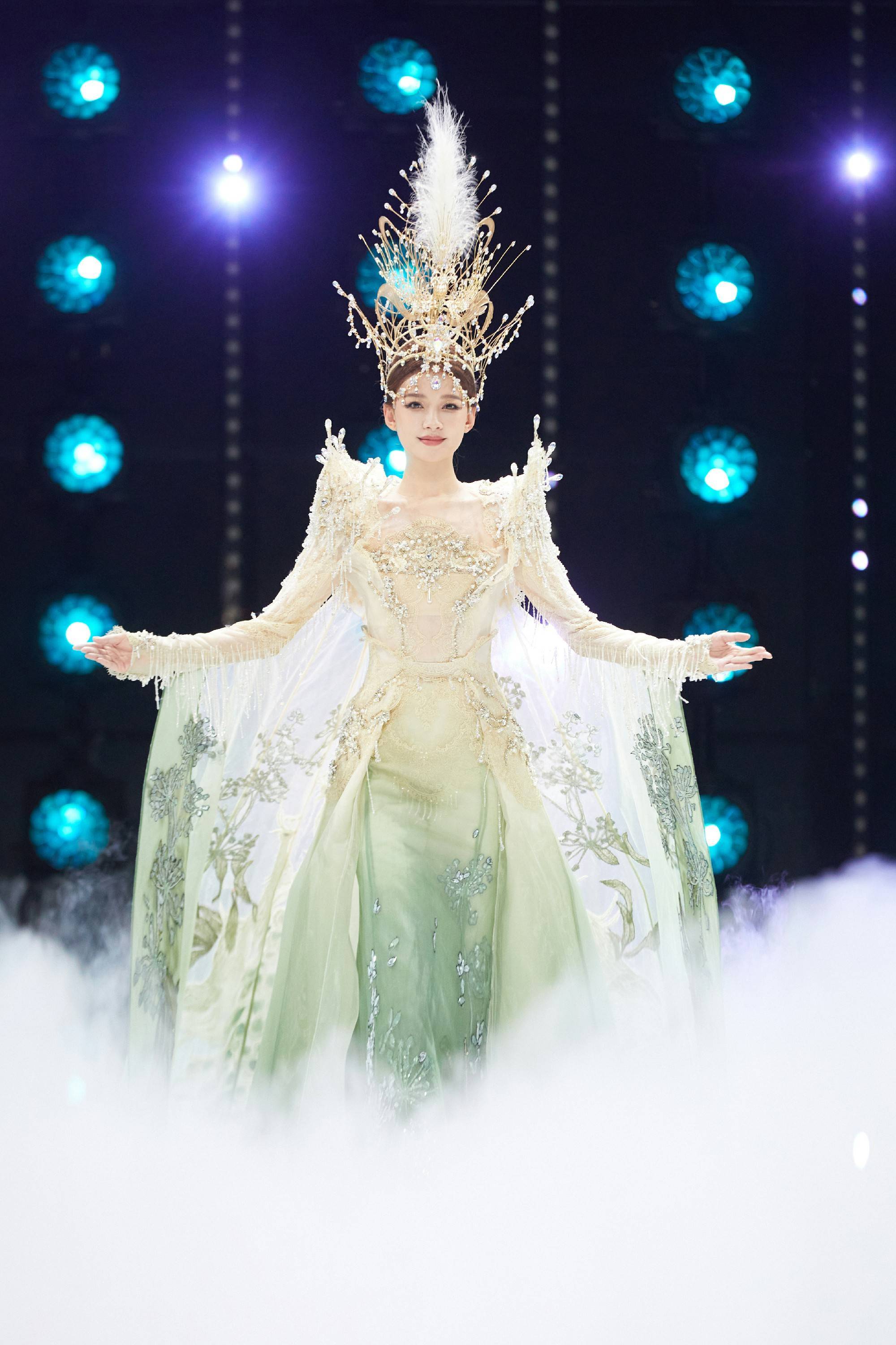 孙怡金鹰节开幕绝美出场 万物生灵国风长裙美貌璀璨_东方_刺绣_造型