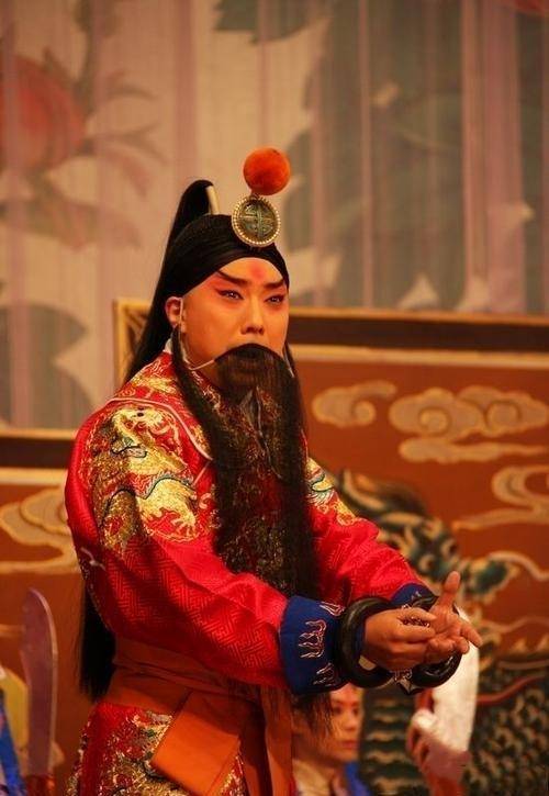 其实京剧艺术讲究的是天赋,像陆地园,杨双赫他们都有天赋,只是时运不