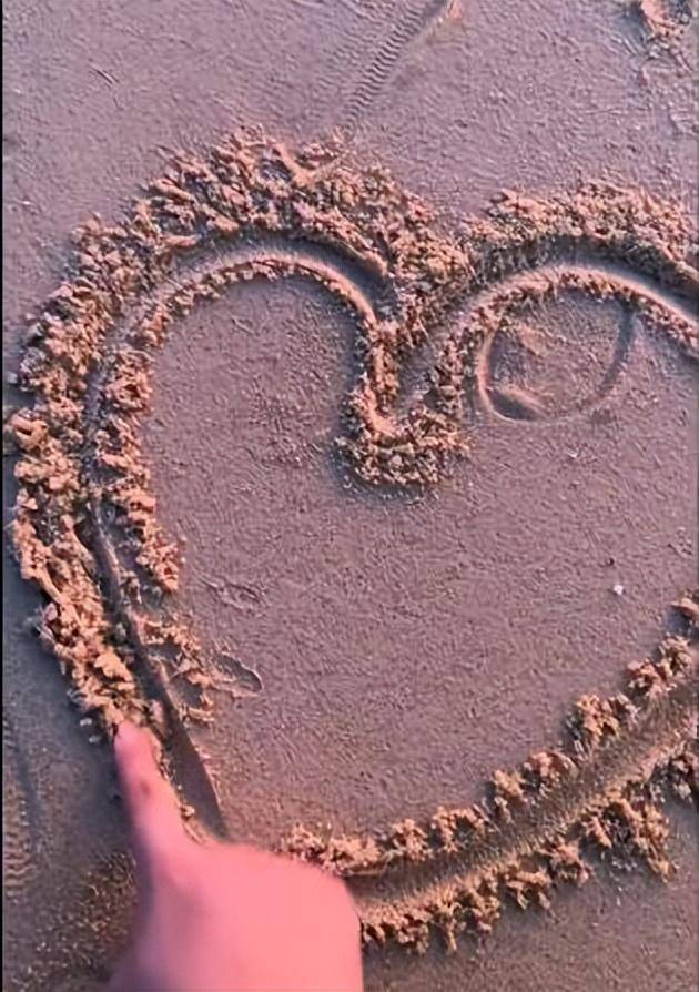 第七个场景是在海边沙滩,兄妹在沙滩上画心.视频在海边的晚霞中结束.