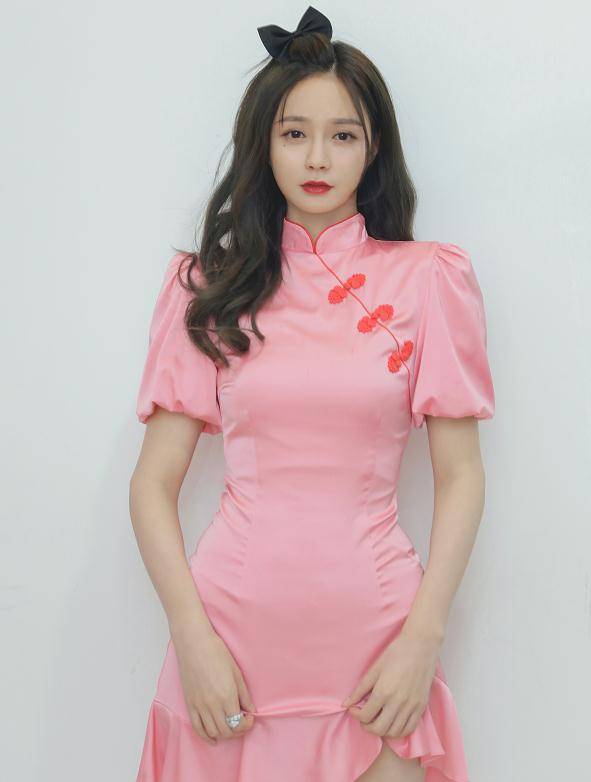 沈梦辰穿现代旗袍"女王蹲"单膝跪地面,腿型过分完美_造型_镜头_衣服