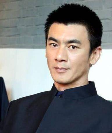 8岁父母离异,17岁北漂睡大街,40岁爆红娶娇妻,今49岁练出腹肌_天野