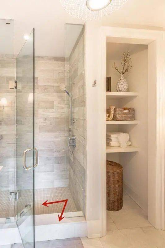 听装修师傅一句劝:淋浴房抬高5厘米做地台,积水问题轻松解决_卫生间