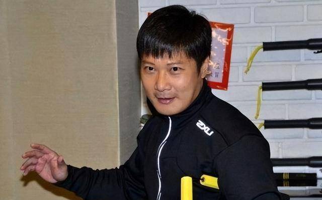 毕竟要知道钱嘉乐作为成龙的御用替身,当初可是号称整个功夫圈他都做