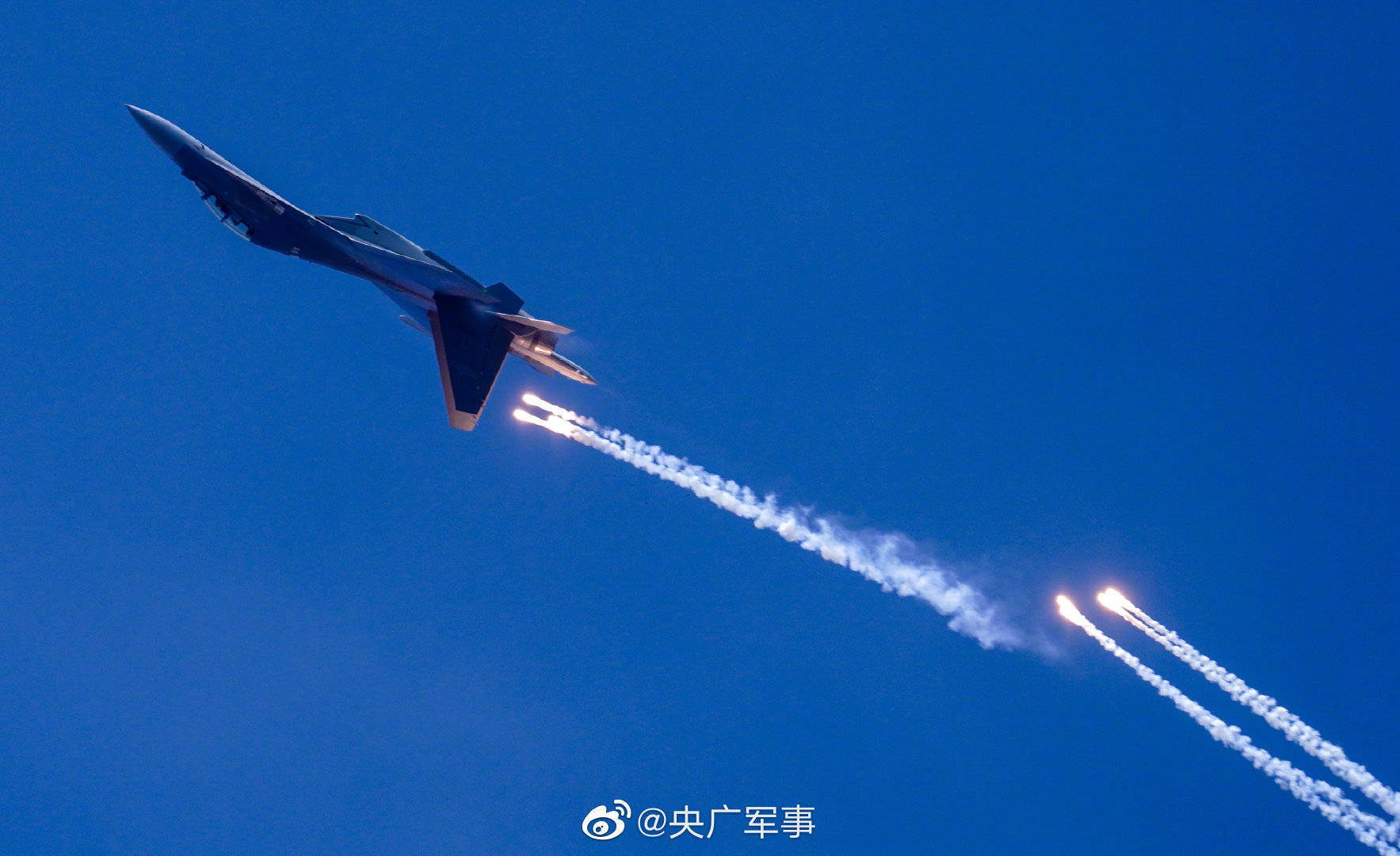 收藏!歼16飞行表演高清壁纸_空军_人民_祝福