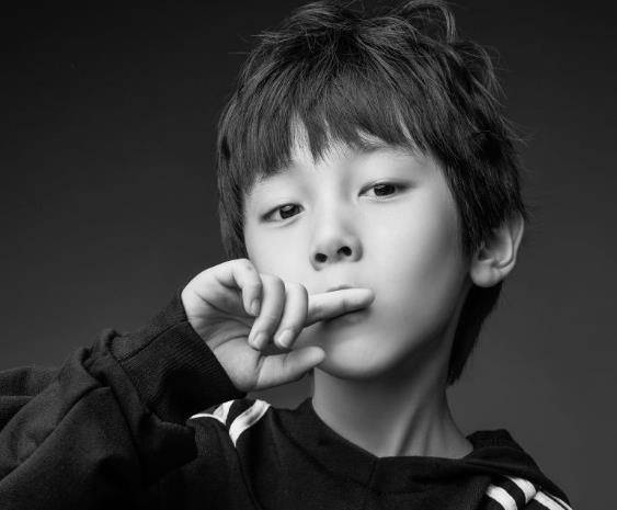 黄振宸在《我的机器人男友》中饰演小时候的姜潮,身为刚出道不久的小