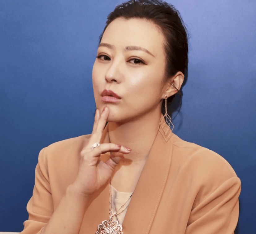 44岁郝蕾与胡子男拥抱牵手,老公出现后分开保持距离_视频_男子_网友