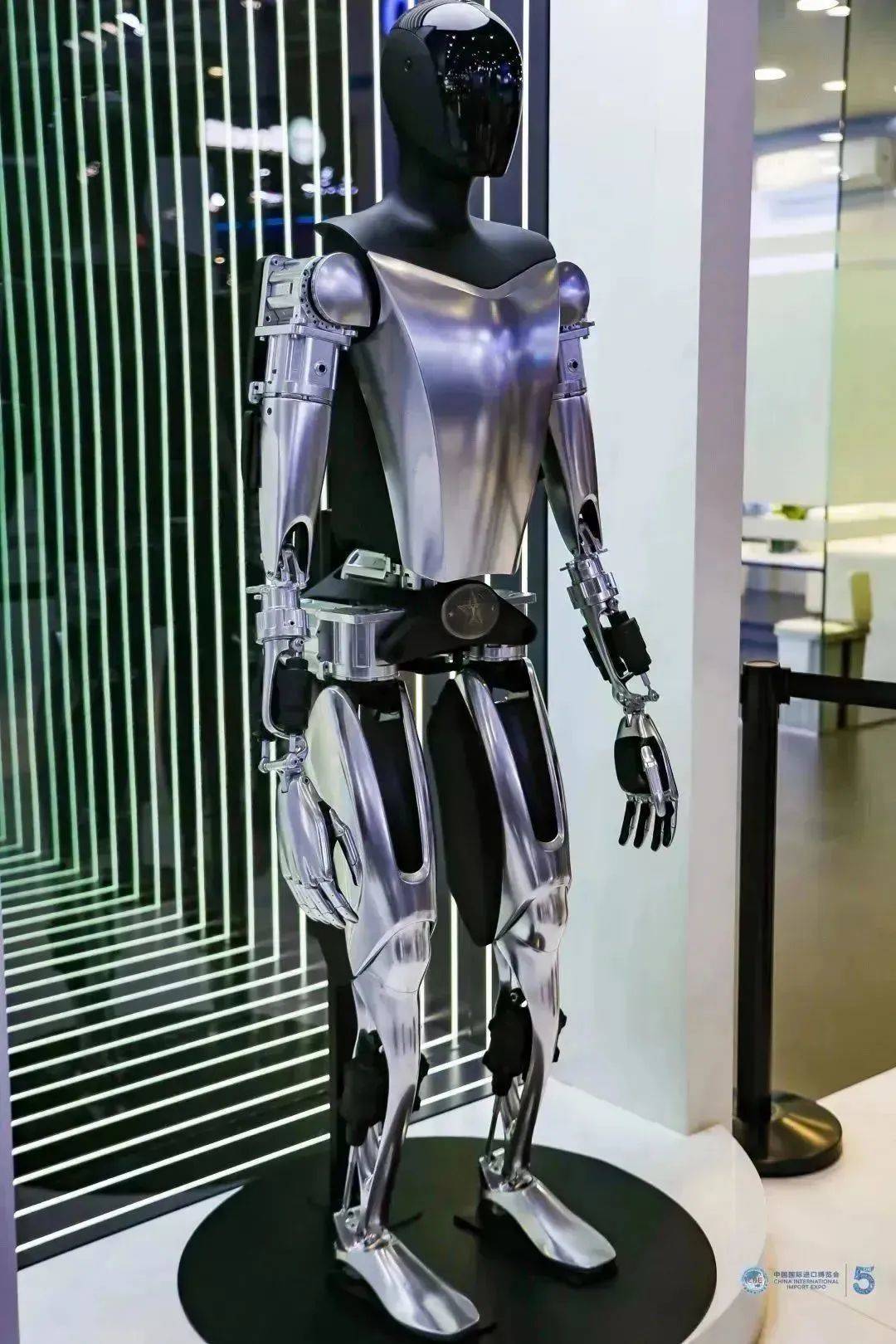 特斯拉"擎天柱"来了这种玻璃在实验室中最薄可以达到仅16微米,相当于