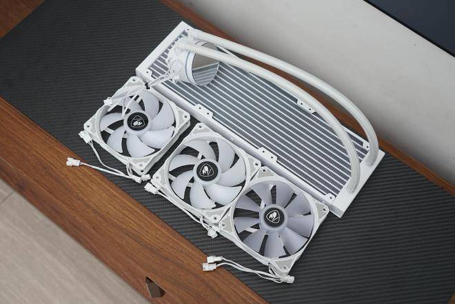 攒了台白色游戏主机:酷冷MB520Mesh、骨伽天吴360白、七彩虹Z790巡洋舰