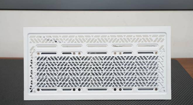 攒了台白色游戏主机:酷冷MB520Mesh、骨伽天吴360白、七彩虹Z790巡洋舰