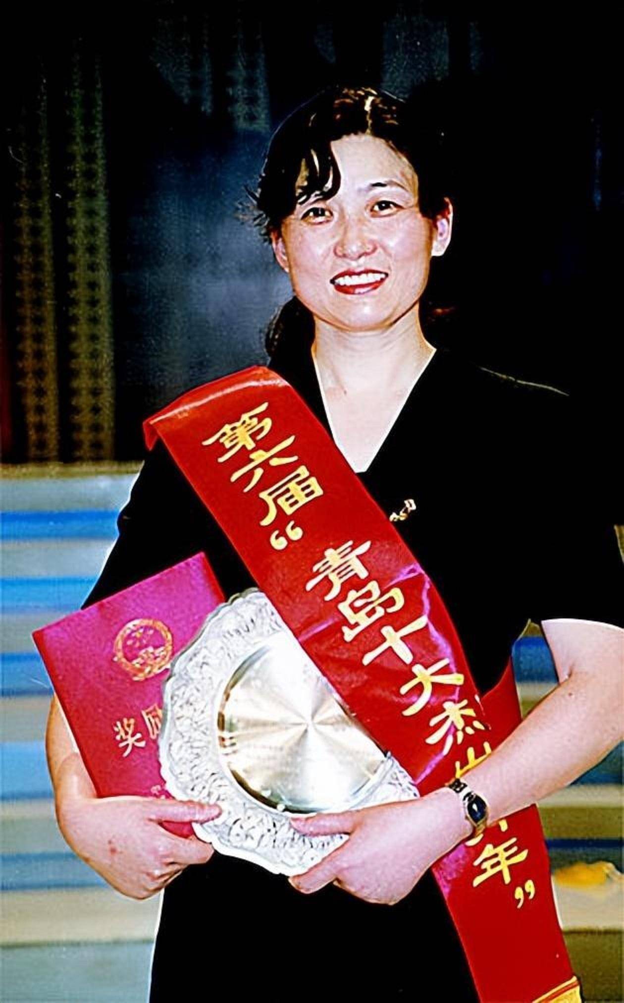 韩克荣的大女儿,出生于1964年,早年就跟着父亲一起创业,在东方铁塔