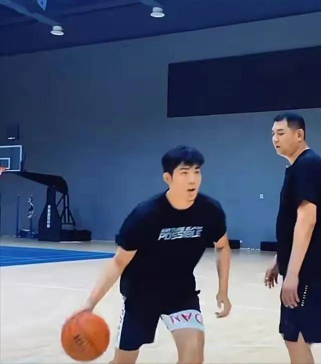 大帅一方面为山东男篮做着贡献,另一方面在不断调教自己的儿子巩峻青