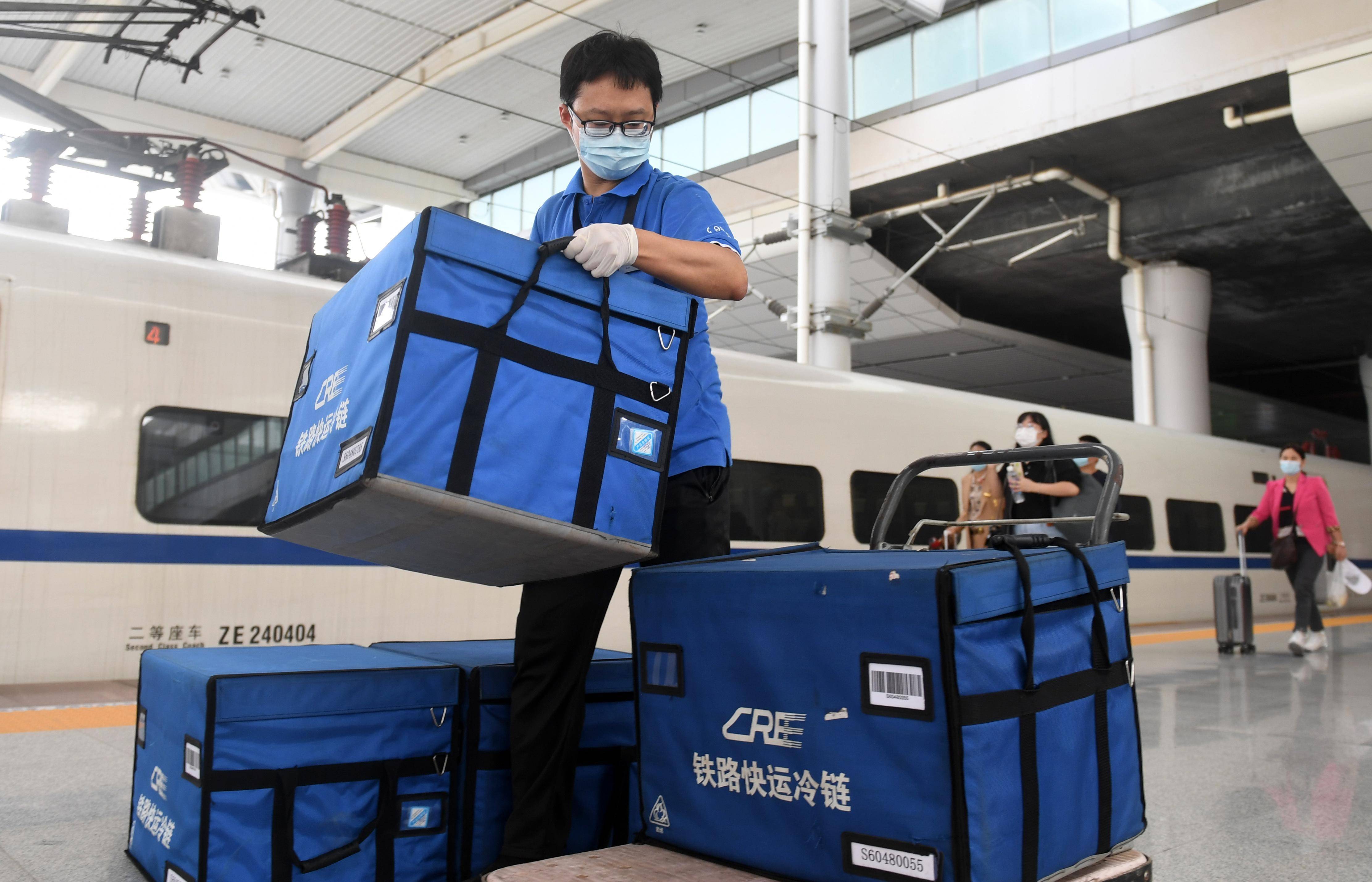 (经济)广西:铁路快运迎战"双11"_新华社_南宁_陆波岸