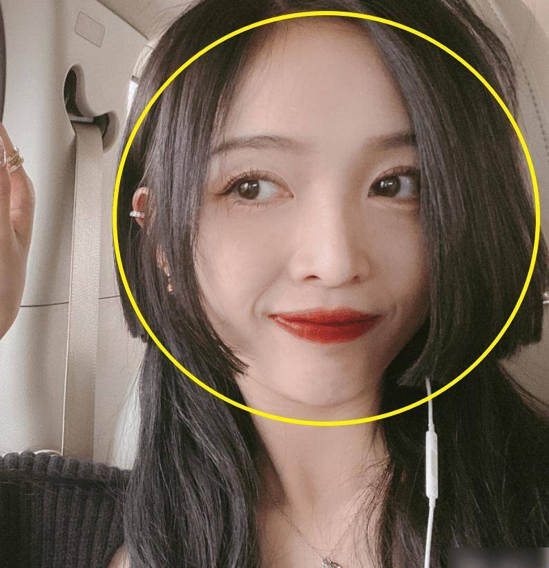 还晒出了自己的全身照呢,在照片中吴宣仪的表情很是傲娇,嘟着嘴巴看