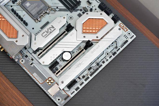 攒了台白色游戏主机:酷冷MB520Mesh、骨伽天吴360白、七彩虹Z790巡洋舰