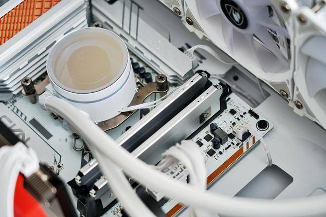 攒了台白色游戏主机:酷冷MB520Mesh、骨伽天吴360白、七彩虹Z790巡洋舰