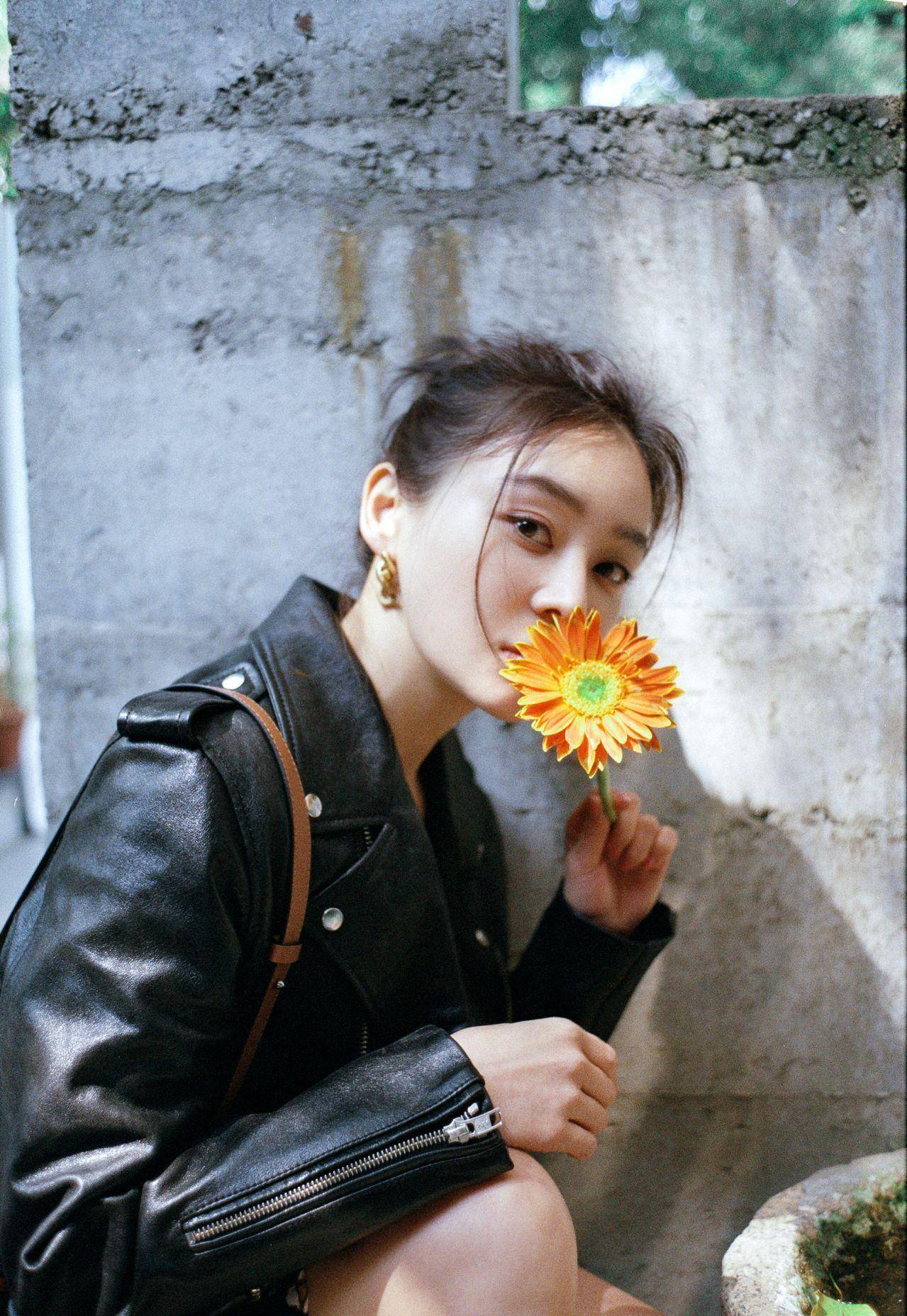 袁姗姗帅气出境,丸子头 皮衣,春季约会咱们可以学!_风格_时尚_style