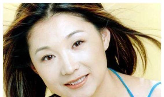初恋女友车祸身亡,影帝张译娶大6岁二婚妻子,至今无儿无女_钱琳琳
