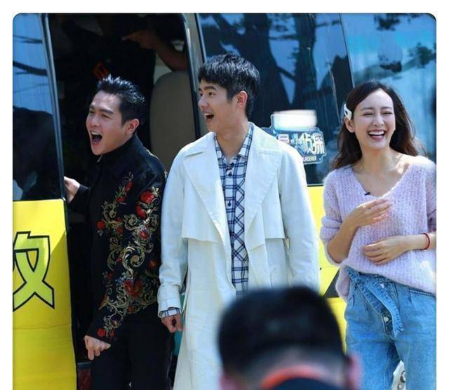 刘昊然学校边缺课延期毕业,另一边,依然为好兄弟热心当着伴郎_刘浩然