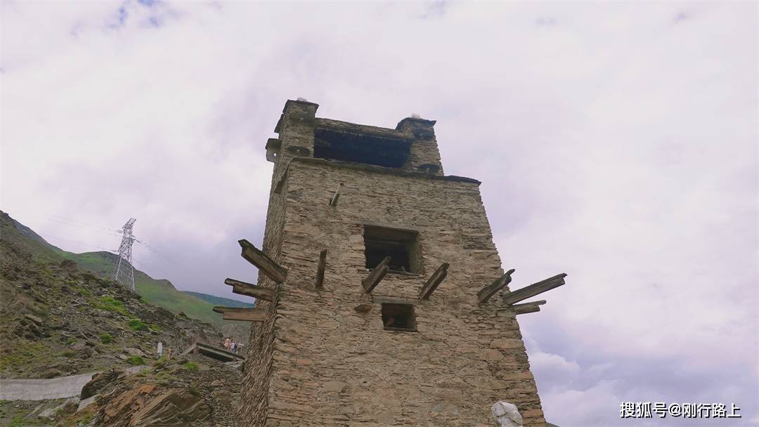 桃坪羌寨丨神秘的东方古堡,罕有的军事防御体系_寨子_羌族_建筑群