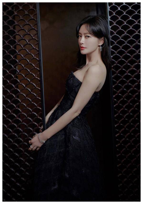 40岁秦岚终于放开了,穿酒红抹胸连衣裙太高级,凹凸感身材好抢镜_裙子