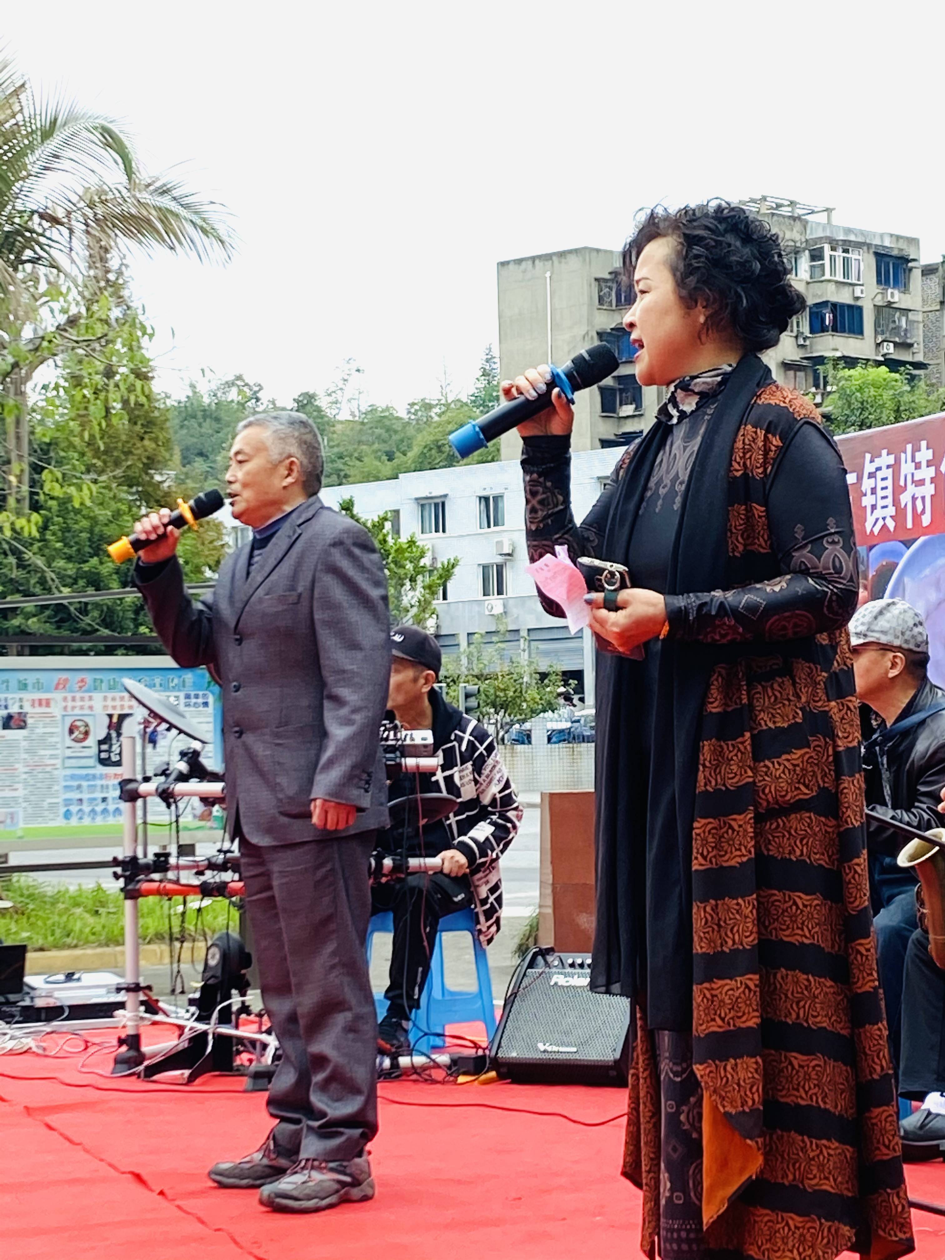 内江石坪山歌搭舞台 市民想唱想唱就上来