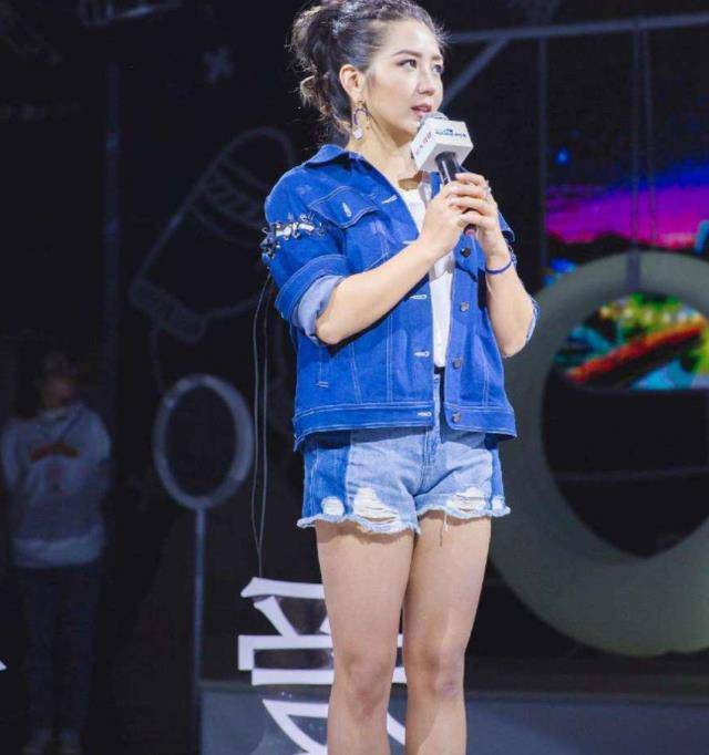 35岁的何洁90斤的体重,看起来像个小女孩_身材_减肥_明星