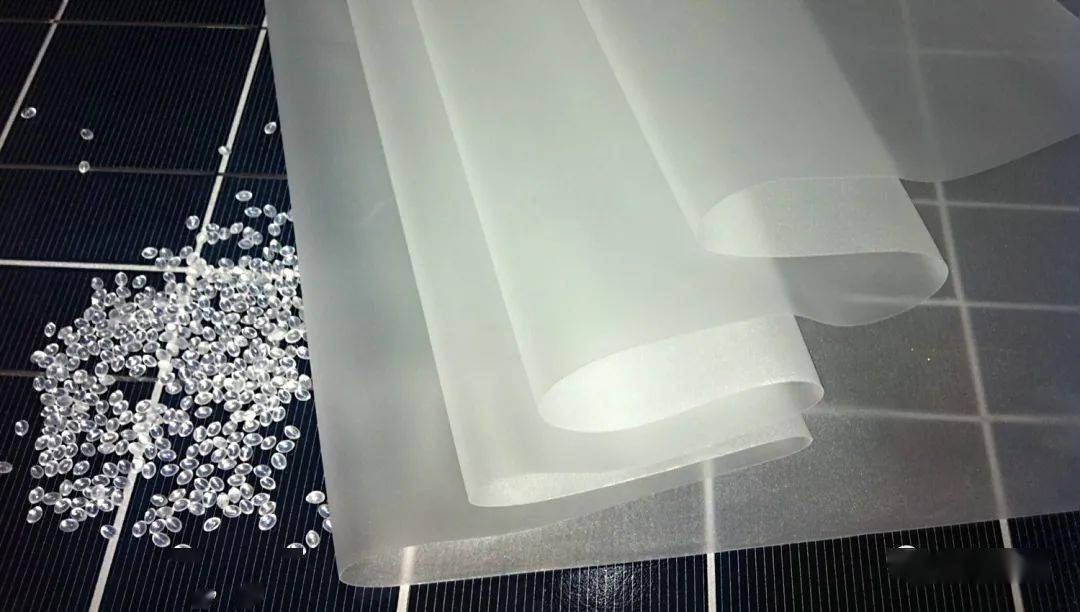 光伏胶膜作为核心辅材覆盖在电池片上下侧,与光伏玻璃