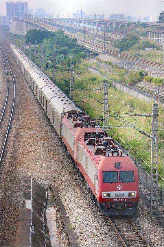 2022年5月4日.双机广铁ss9g牵引x116次行包专列通过平步大桥机位.