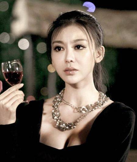 曾被郎朗宠爱4年,却败给了外国美女吉娜,如今巩新亮怎么样了?