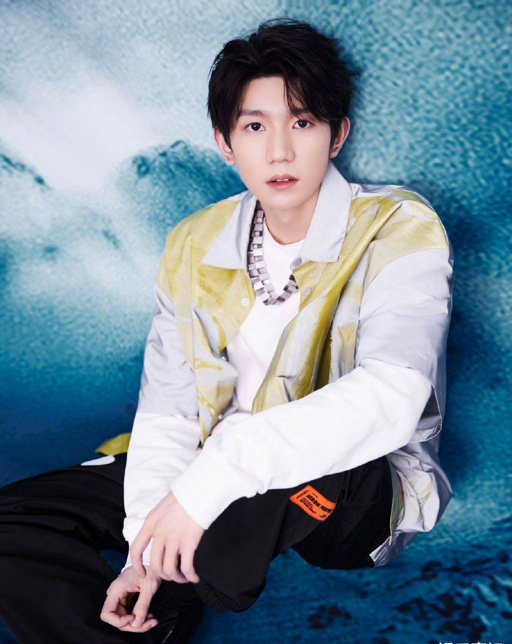 王源最新造型,潮流印花衬衫配黑色工装裤,活力街头风的音乐少年_项链