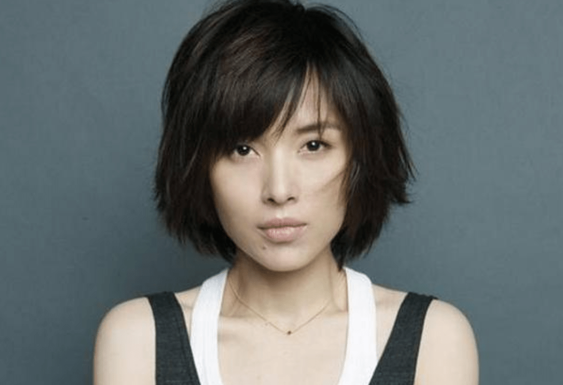靳东老婆罕晒近照,43岁身材苗条腿长吸睛,昔日影后甘做全职太太_李佳