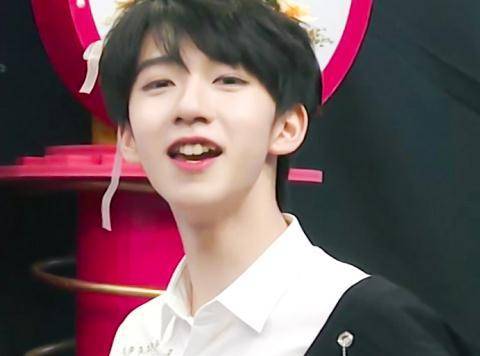 贺峻霖追星成功,看到与偶像的合照方式,我承认我羡慕了_俩人_华晨宇